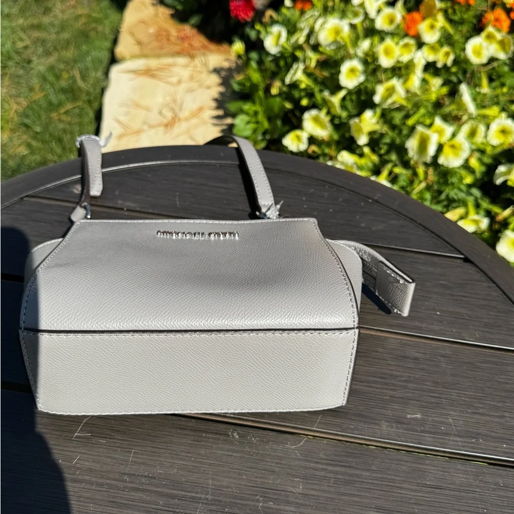 Michael Kors Elegant Gray Crossbody Bag - Picture 4 of 6